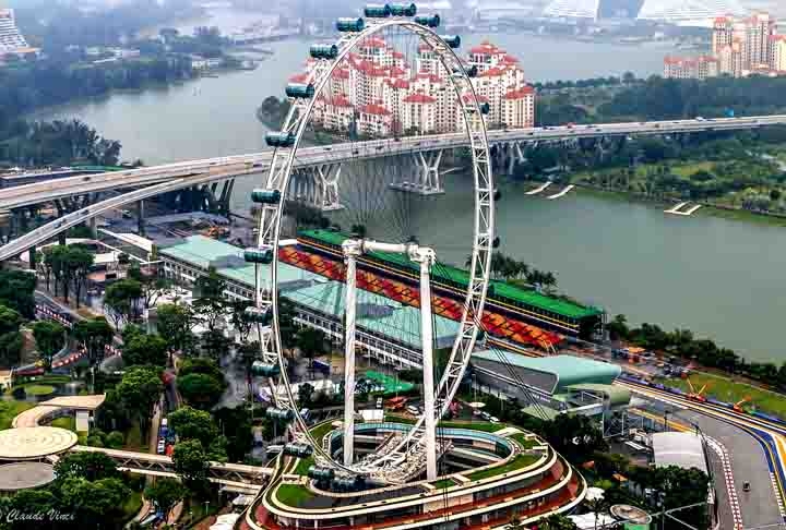 The Singapore Flyer (Singapura): Com 165 metros, ela se destaca como a roda-gigante mais alta da Ásia. Um assento no Flyer oferece uma vista incrível de pontos de referência como o Rio Singapura, o Parque Merlion, o Mar da China Meridional e até mesmo de parte da Malásia. Reprodução: Flipar