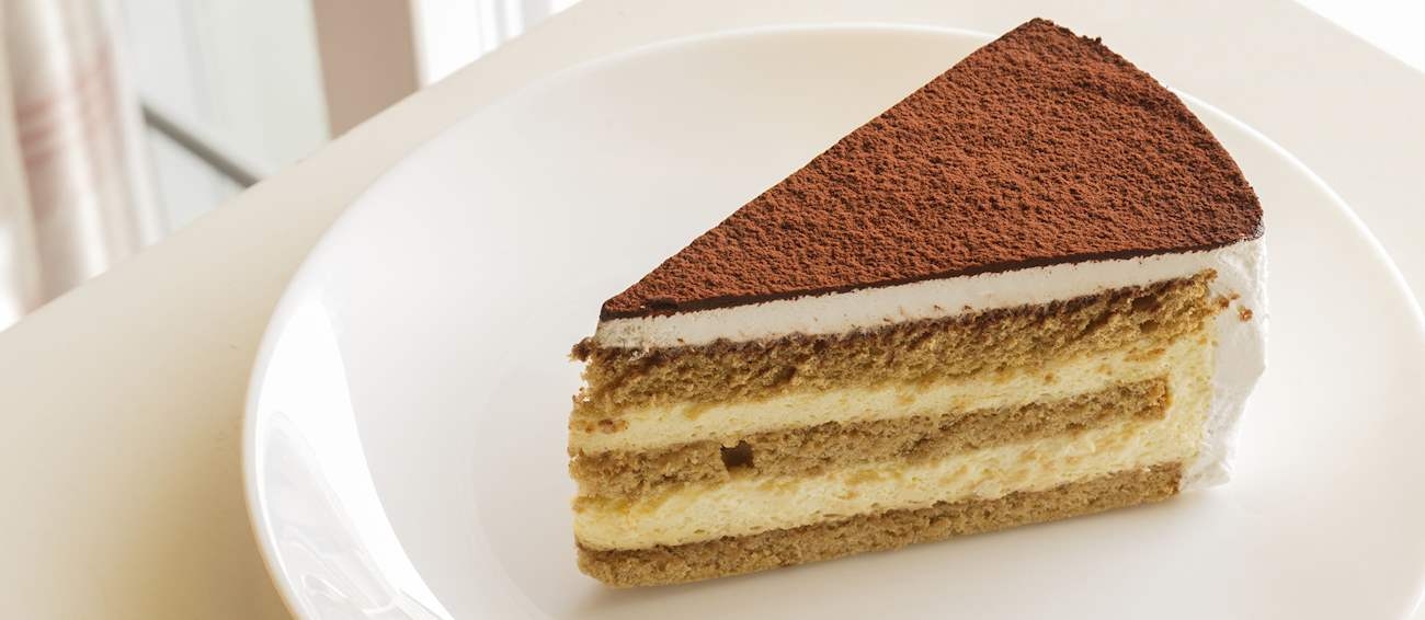 51º - Pavê (Brasil): É uma popular sobremesa brasileira em camadas, semelhante ao tiramisu e que não precisa ser assada. Consiste em uma combinação de biscoitos ladyfinger, creme, ovos, leite condensado e chocolate. É uma sobremesa tradicional no Brasil, onde cada casa tem sua variação. Por isso, há receitas de morango, abacaxi, chocolate branco, coco e pavê de amendoim, entre outras. Reprodução: Flipar