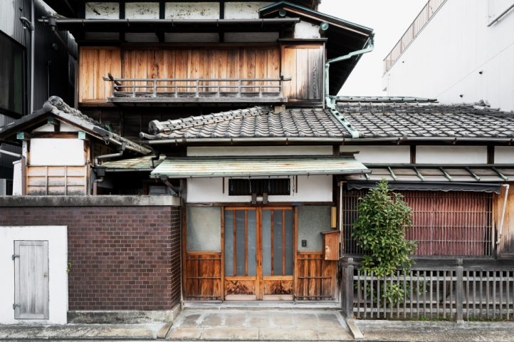 As casas no Japão têm características bem específicas, moldadas por fatores como o clima, os terremotos frequentes e a cultura local. Reprodução: Flipar