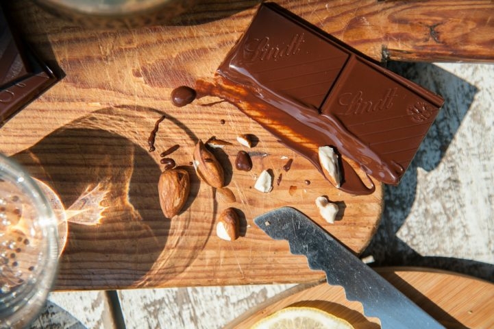 A qualidade dos ingredientes e o clamor nacional tornaram o chocolate suíço um dos mais populares do mundo. Reprodução: Flipar