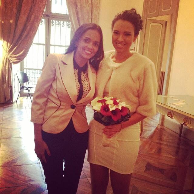A modelo com uma amiga, que foi madrinha do casamento . Foto: Reprodução/Instagram