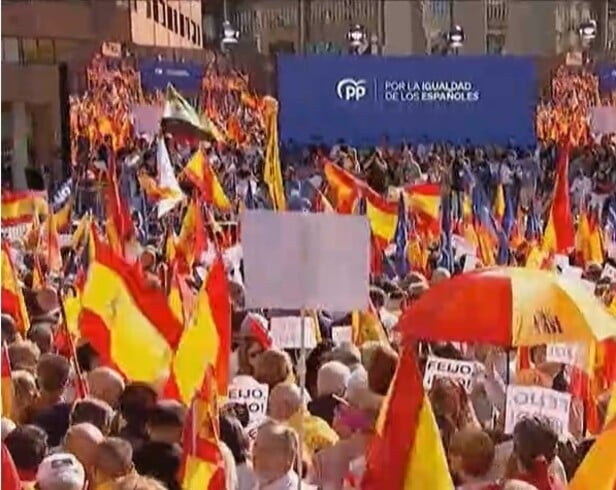 De acordo com a agência de notícias Reuters, as manifestações do fim de semana na capital espanhola contaram com pessoas vindas de várias partes do país, muitas delas apoiadoras do conservador Partido Popular (PP).