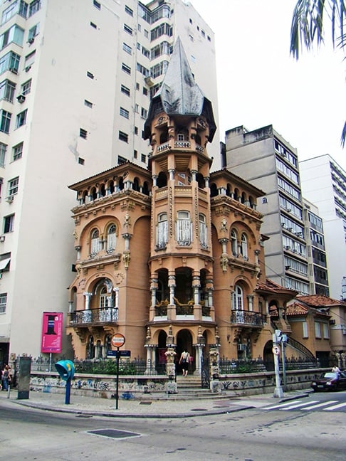 Castelinho do Flamengo (Rio de Janeiro, RJ) - A construção abriga um centro cultural, na zona sul do Rio de Janeiro, mas muitos dizem que os antigos moradores assombram o local.   Reprodução: Flipar