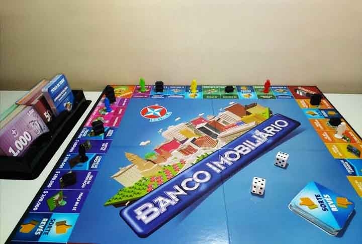Banco Imobiliário (Monopoly) – Os jogadores compram, vendem e alugam propriedades para acumular fortuna e falir os adversários.
 Reprodução: Flipar