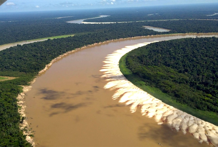 10º - Rio Juruá – É uma via fluvial que nasce no Peru e deságua no rio Solimões. Assim, banha o Acre e o Amazonas, sendo essencial para o transporte, como rota hidroviária, já que há poucas  rodovias pelo seu curso. Sua extensão é de 2.410 km.  Reprodução: Flipar