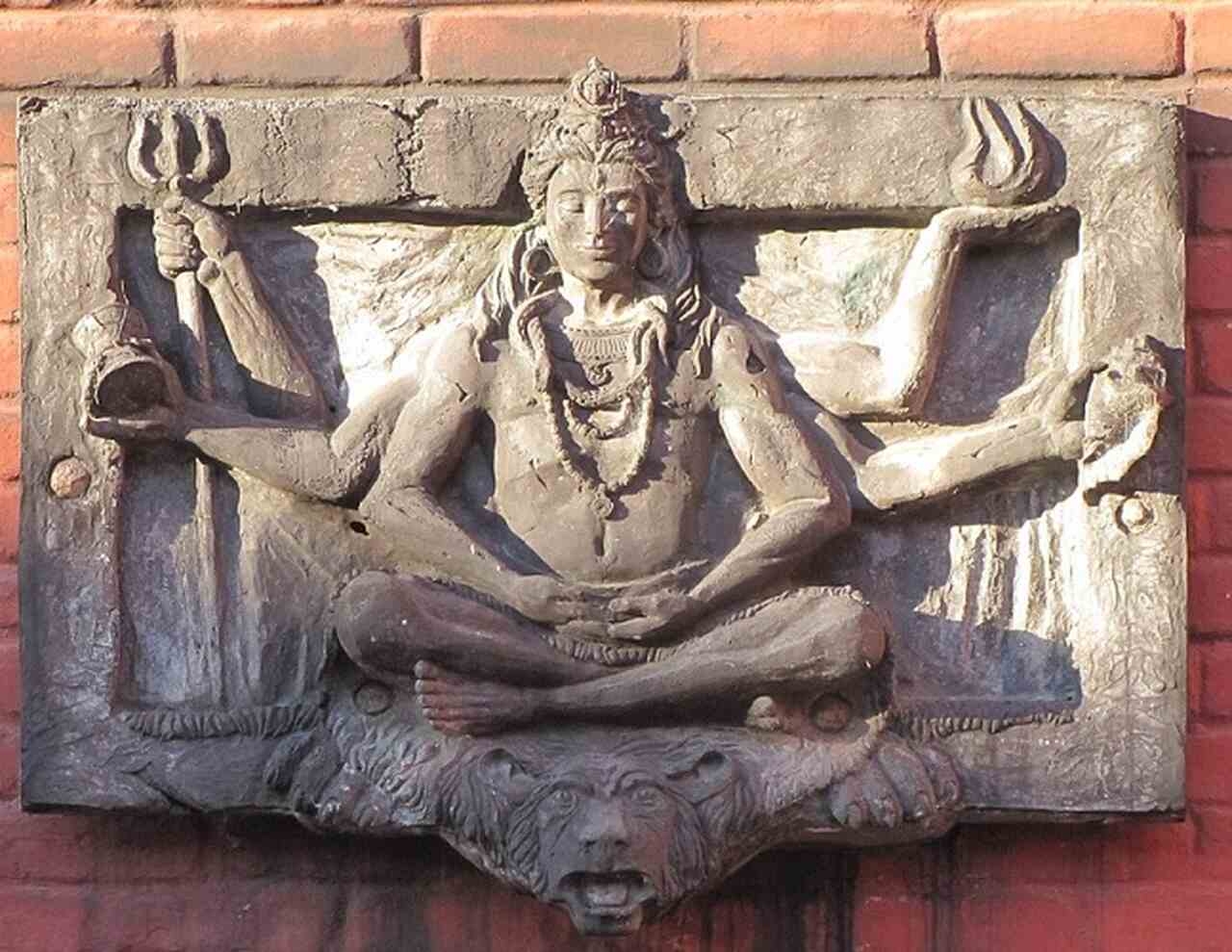 Ele é, portanto, um deus que simboliza tanto a serenidade quanto a força. Entre os símbolos associados a Shiva estão a serpente ao redor de seu pescoço Reprodução: Flipar