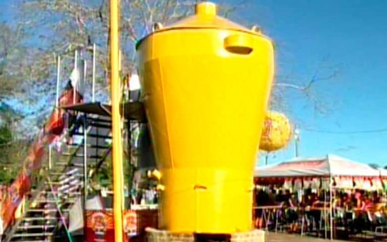 Há anos a cuscuzeira de Caruaru, de 4 metros de altura, é uma atração para quem passa pela cidade nesta época de festas juninas.  Reprodução: Flipar