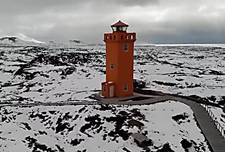 Farol de Svörtuloft, Islândia - Construído em 1931, fica na prla da península vulcânica de Snaefelsnes. Tem 12m de altura e cor vibrante, como é o costume nos faróis do país.  Reprodução: Flipar