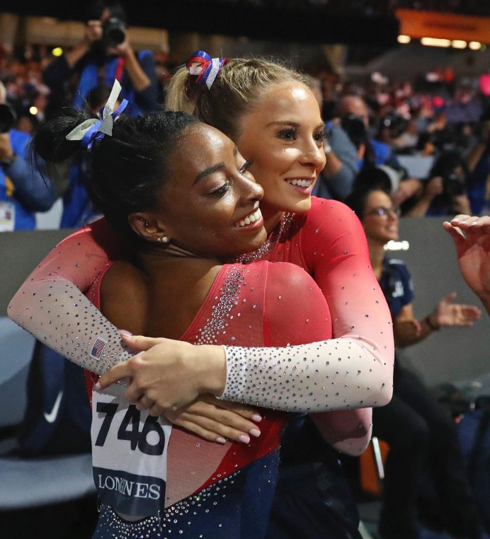 Mykayla Skinner e Simone Biles Reprodução