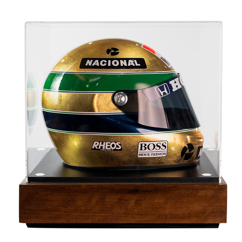 Réplica do capacete de Ayrton Senna folheado a ouro Divulgação