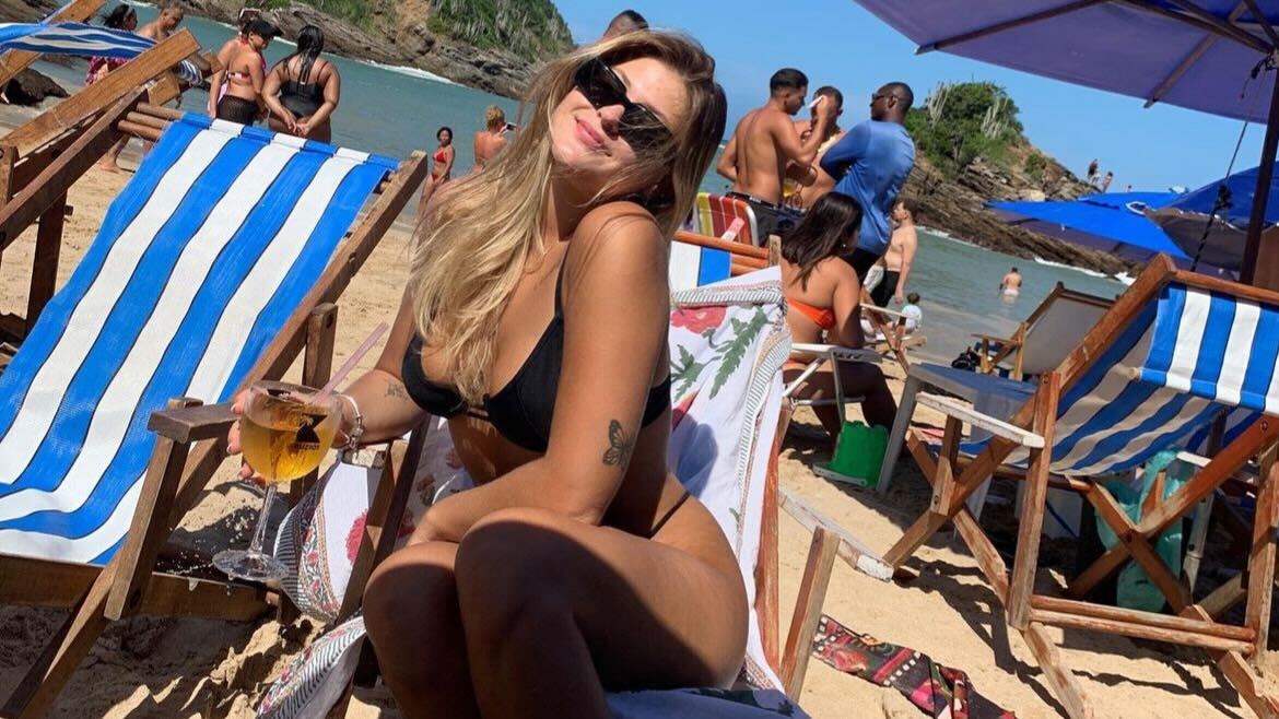 Nikki Meneghel posa sentada em cadeira de praia Reprodução Instagram - 21.5.2024