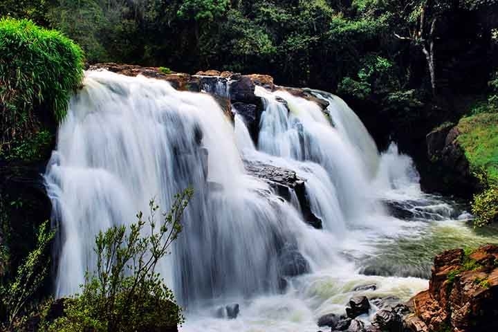 A Cachoeira Véu das Noivas é um dos cartões-postais de Poços de Caldas. Com fácil acesso, está situada em uma área com estrutura para visitantes, incluindo trilhas, pontes de madeira, lojinhas de artesanato e espaço para fotos. Reprodução: Flipar