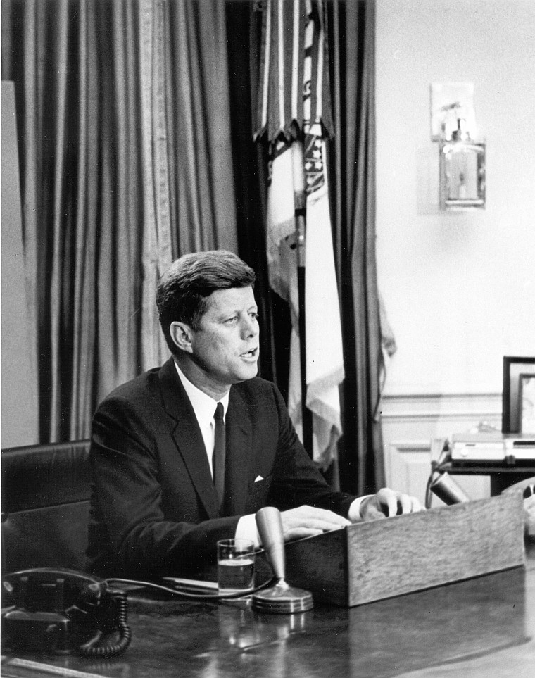 Vários discursos de Kennedy são considerados ícones  e um trecho de sua fala durante a posse está transcrito em seu túmulo. Na foto, Kennedy durante discurso sobre direitos civis, em 11 de junho de 1963.  Reprodução: Flipar