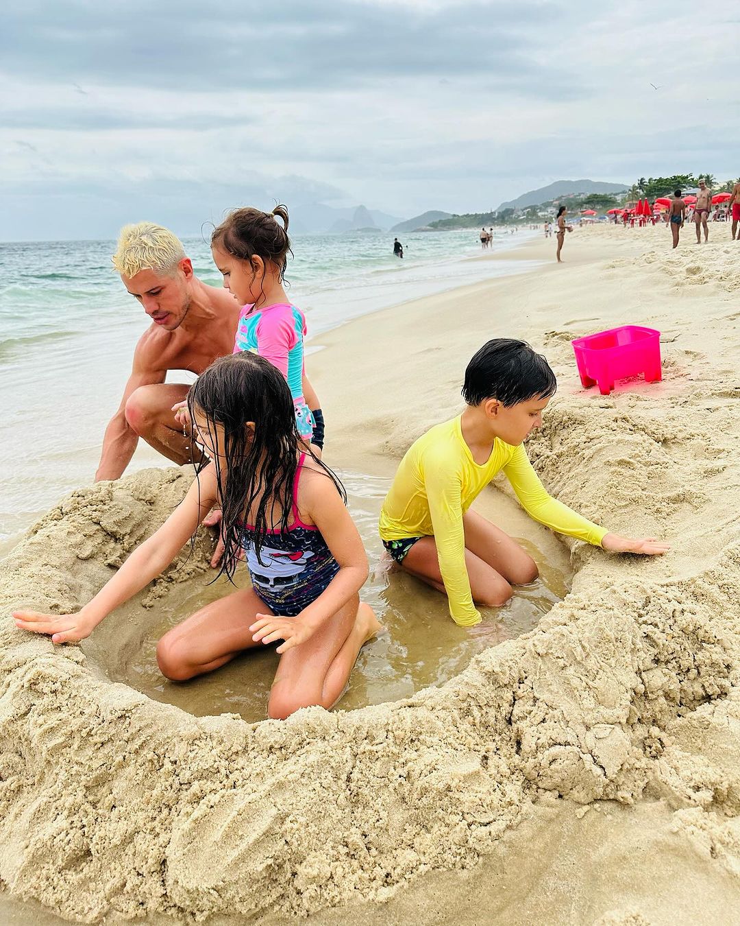 Jose Loreto curte dia de praia com a filha no Rio de Janeiro