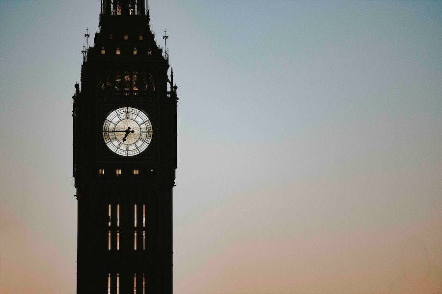 #12- No topo da torre, há o Observatório Real de Greenwich, que foi transferido para lá em 1949. Ele desempenhou um papel importante na medição do tempo e na determinação do meridiano de Greenwich. Reprodução: Flipar