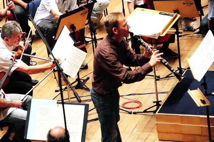 Clarinete: Tem palheta simples e grande extensão tonal, com som suave e versátil. Inventado na Alemanha no início do século XVIII por Johann Christoph Denner. Une agilidade melódica com harmonia rica, ligando madeiras e metais.
 Reprodução: Flipar