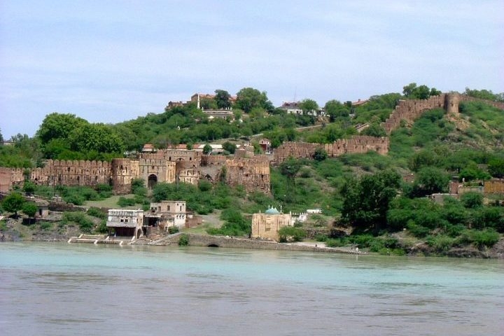 A região é conhecida por sua importância geopolítica e por sua história militar, especialmente por causa do Forte de Attock, construído pelo imperador mogol Akbar no século 16 para proteger a travessia do rio.  Reprodução: Flipar