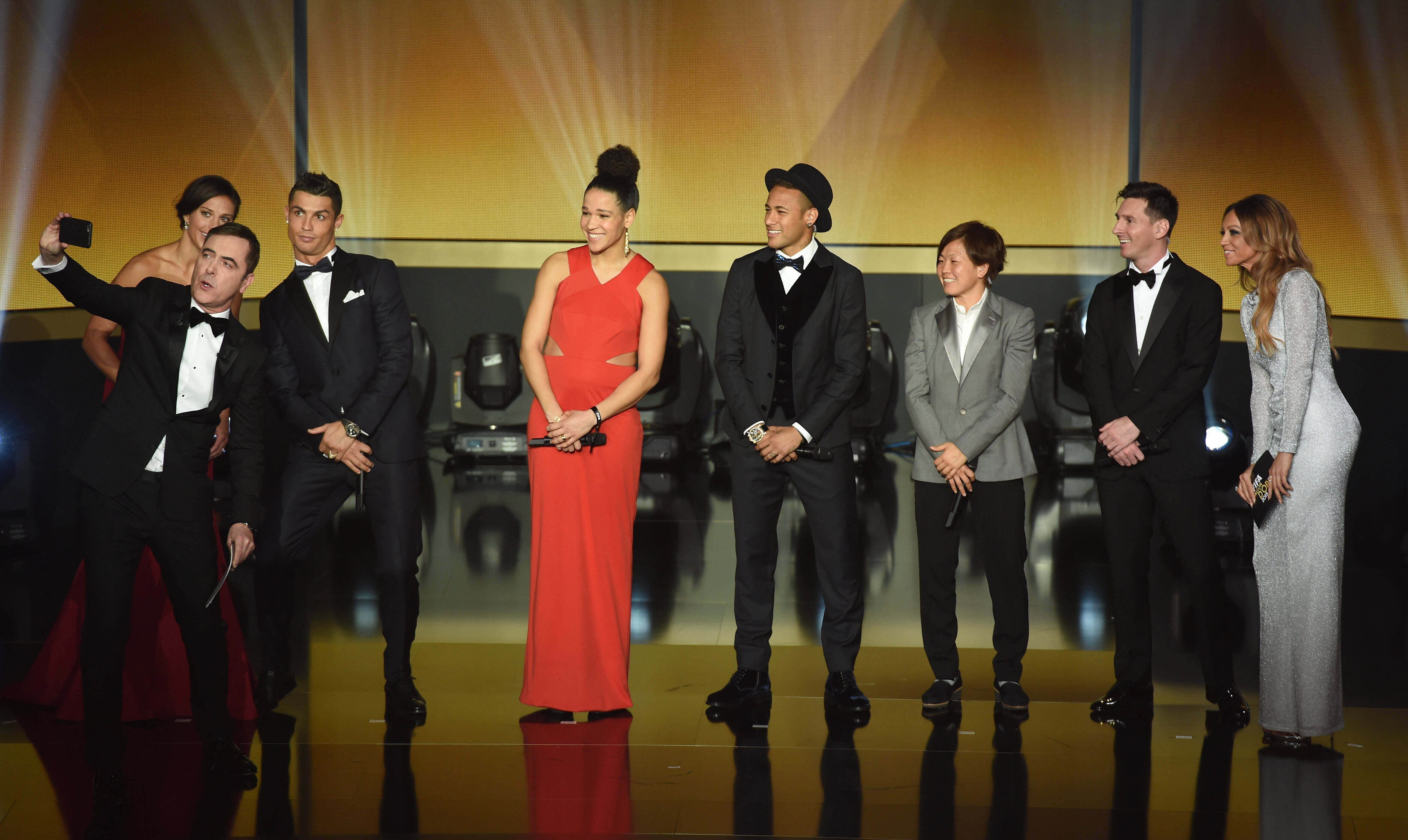 Apresentador do Bola de Ouro 2015, James Nesbitt tira selfie com jogadores no palco. Foto: Matthias Hangst/Getty Images