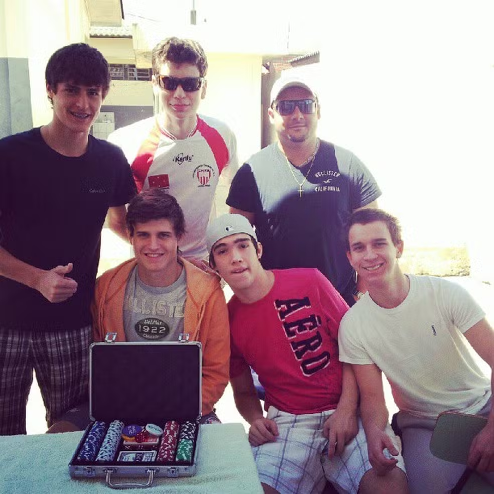 A primeira foto de Rezende na rede social, postada em setembro de 2012, foi ao lado de amigos jogando pôquer. O influenciador, que namorou Virginia de 2018 a 2020, começou sua carreira com vídeos de jogos e humor, alcançando mais de 13 milhões de seguidores no Instagram Reprodução