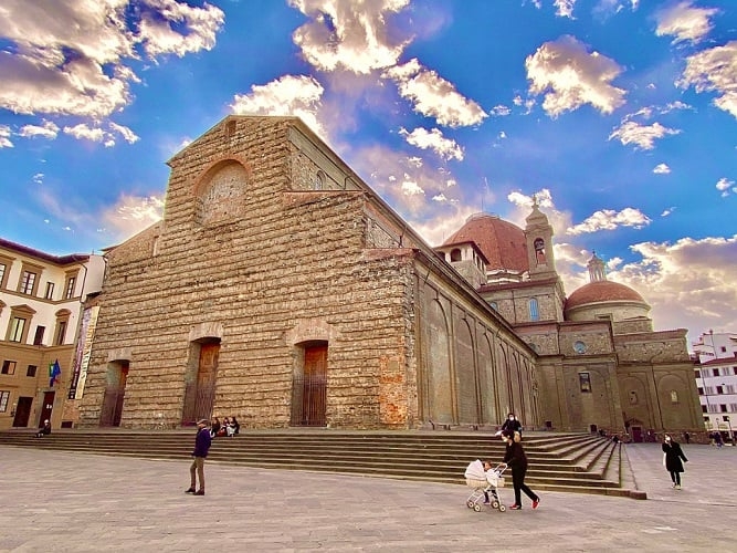 Basílica de San Lorenzo (393 d.C.): Uma das mais antigas igrejas de Florença, com uma fachada inacabada e capelas projetadas por Brunelleschi e Michelangelo Reprodução: Flipar