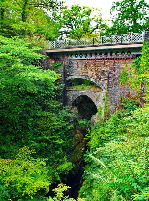 Ponte do Diabo (País de Gales) - A Pontarfynach, na localidade de Ceredigion, tem três pontes construídas uma sobre a outra. A original é de 1075 Reprodução: Flipar