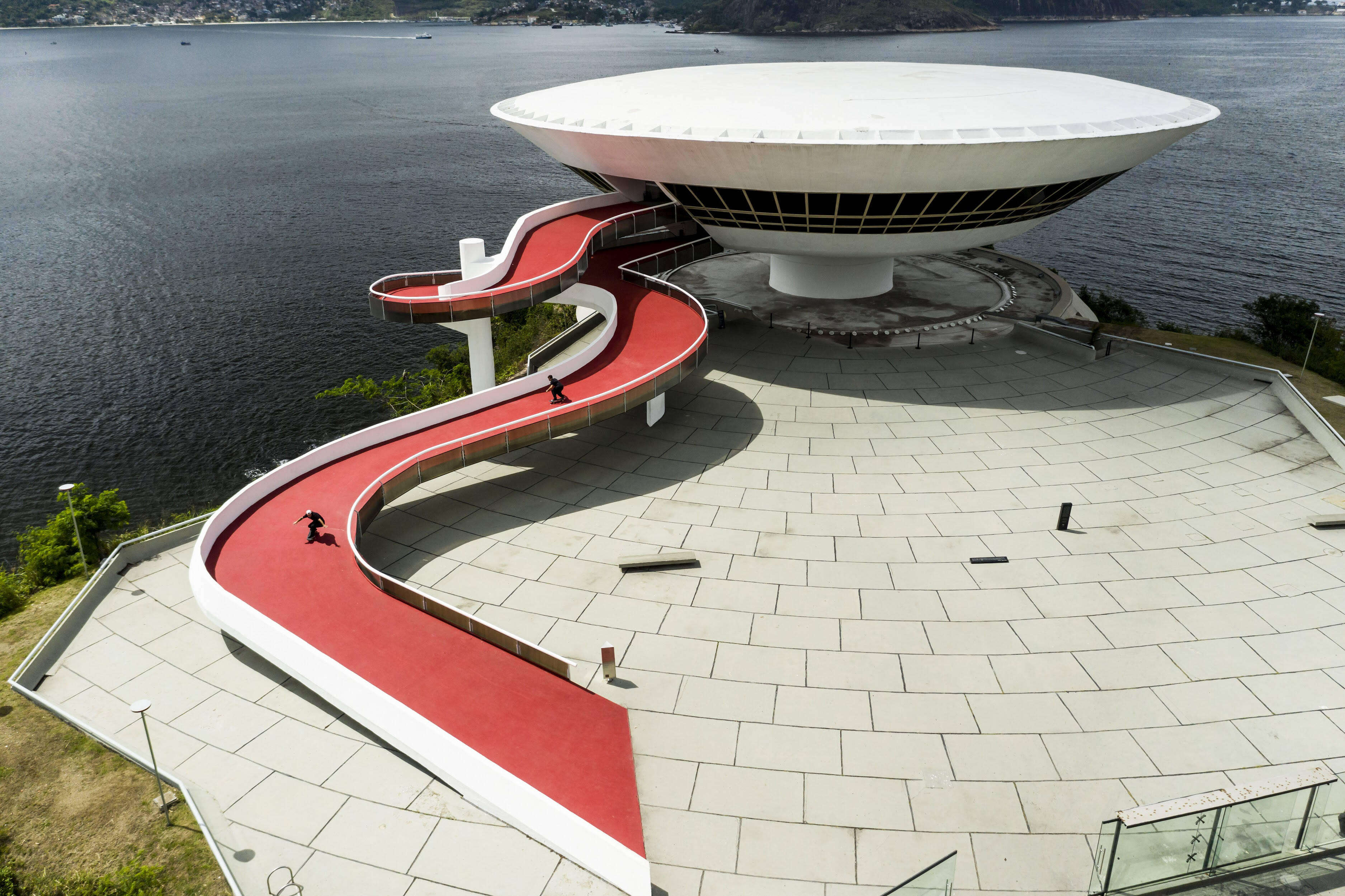 Skatistas transformaram obras de Oscar Niemeyer em pistas. Foto: Divulgação / Red Bull
