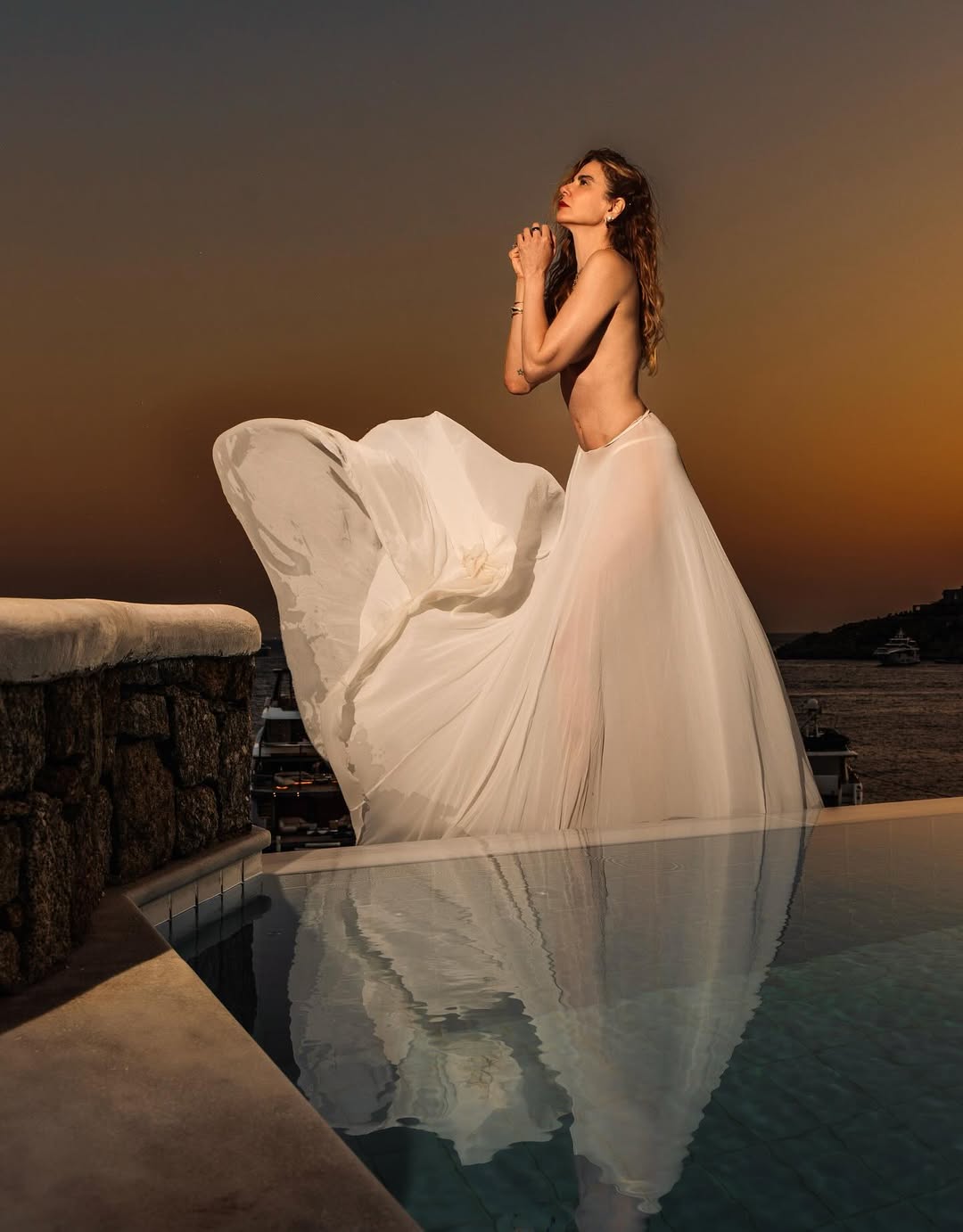 Luciana Gimenez faz topless em ensaio na Grécia. Foto: Instagram/@lucianagimenez