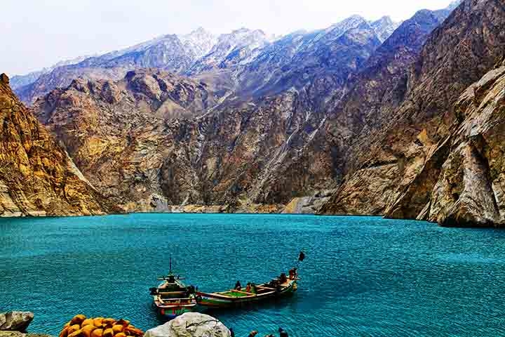 Os lagos da Ásia desempenham papéis essenciais no abastecimento de água, na biodiversidade e na cultura local. Muitos são formados por geleiras, enquanto outros são conhecidos por sua grande profundidade, salinidade ou importância histórica. Reprodução: Flipar