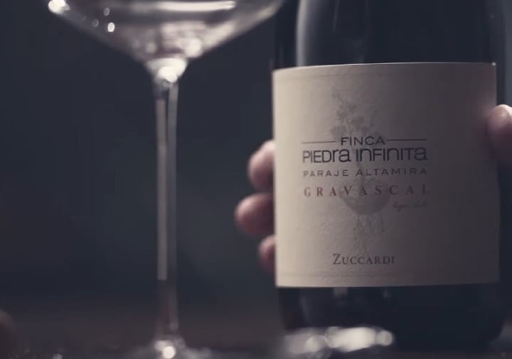 Enquanto isso, o Finca Piedra Infinita Supercal 2021, da Zuccardi, é produzido em Altamira, a aproximadamente 1.100 metros acima do nível do mar.  Reprodução: Flipar