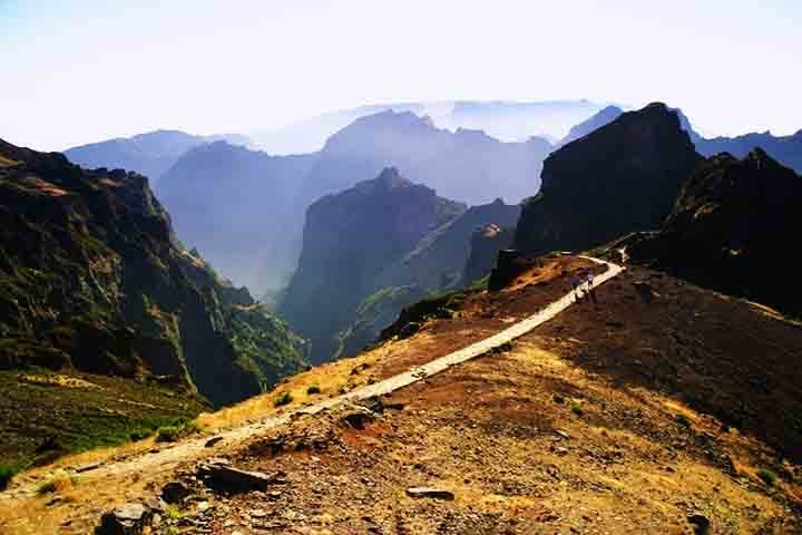 É um dos lugares ideais para quem quer admirar a Madeira de cima sem precisar fazer uma longa caminhada. Nela, é possível observar a vista panorâmica que abrange as montanhas, vales e a costa, proporcionando uma imagem vibrante da diversidade da ilha. Reprodução: Flipar
