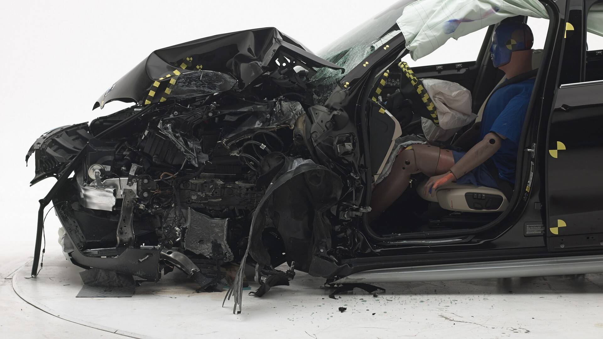 Nova geração do BMW X1 passa por testes de colisão do IIHS, nos Estados Unidos. Foto: Divulgação