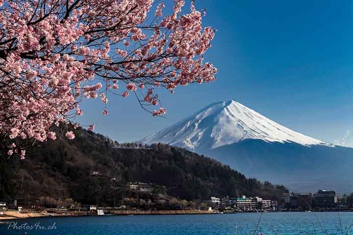 O monte é parte integrante do Parque Nacional Fuji-Hakone-Izu, onde existem cinco lagos que o rodeiam. O Lago Kawaguchi que é o de mais fácil acesso, Yamanaka, Motosu e o Shoji. De todos estes locais se tem boa visibilidade para o Fuji-san, bem como do Lago Ashi, que fica nas proximidades. Reprodução: Flipar