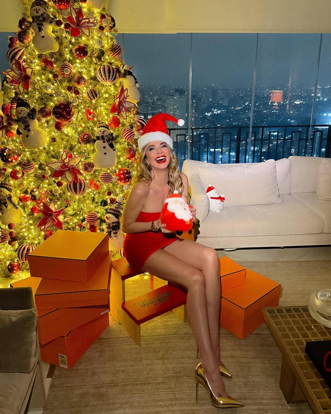 Luciana Gimenez aposta em vestido tomara que caia curto para ensaio de Natal. Foto: Instagram