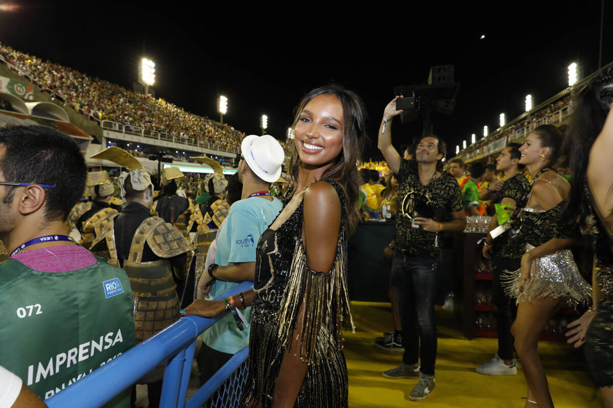 Diretamente das passarelas, a Angel da Victoria's Secrets também apareceu no Camarote N°1 na madrugada desta segunda (12). Foto: Felipe Panfili/CamaroteNº1