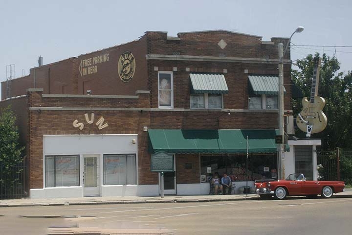 Na metade da década de 1950, Lewis encontrou em Memphis, no lendário estúdio da Sun Records, o espaço ideal para dar vazão ao seu estilo. 
 Reprodução: Flipar