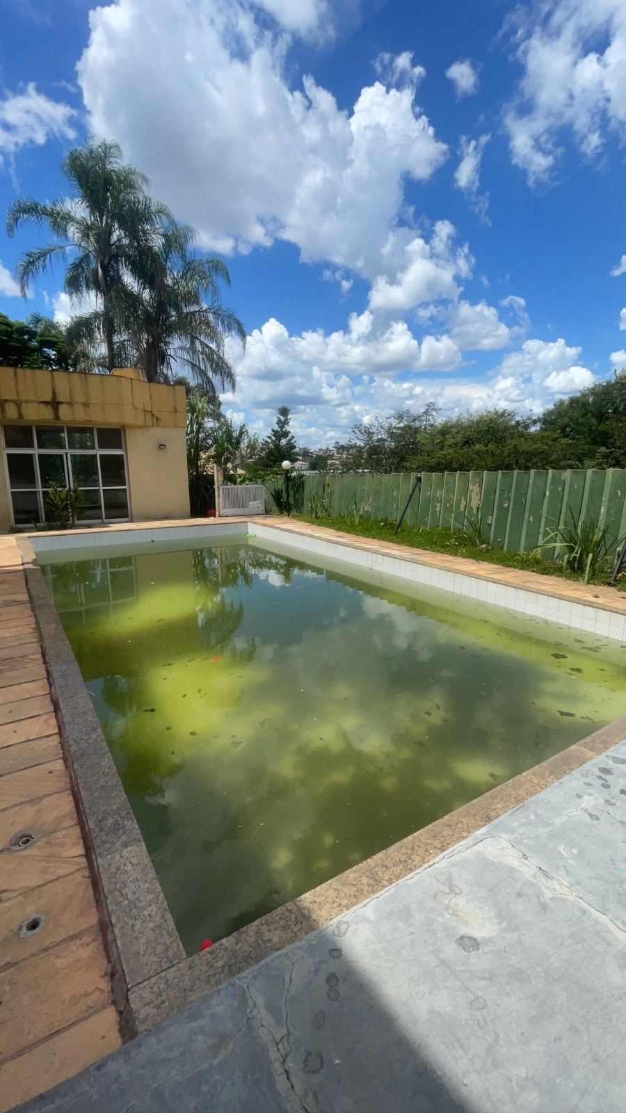 Deslize para o lado para ver o antes e depois da piscina da mansão de Jully Molinna Arquivo pessoal