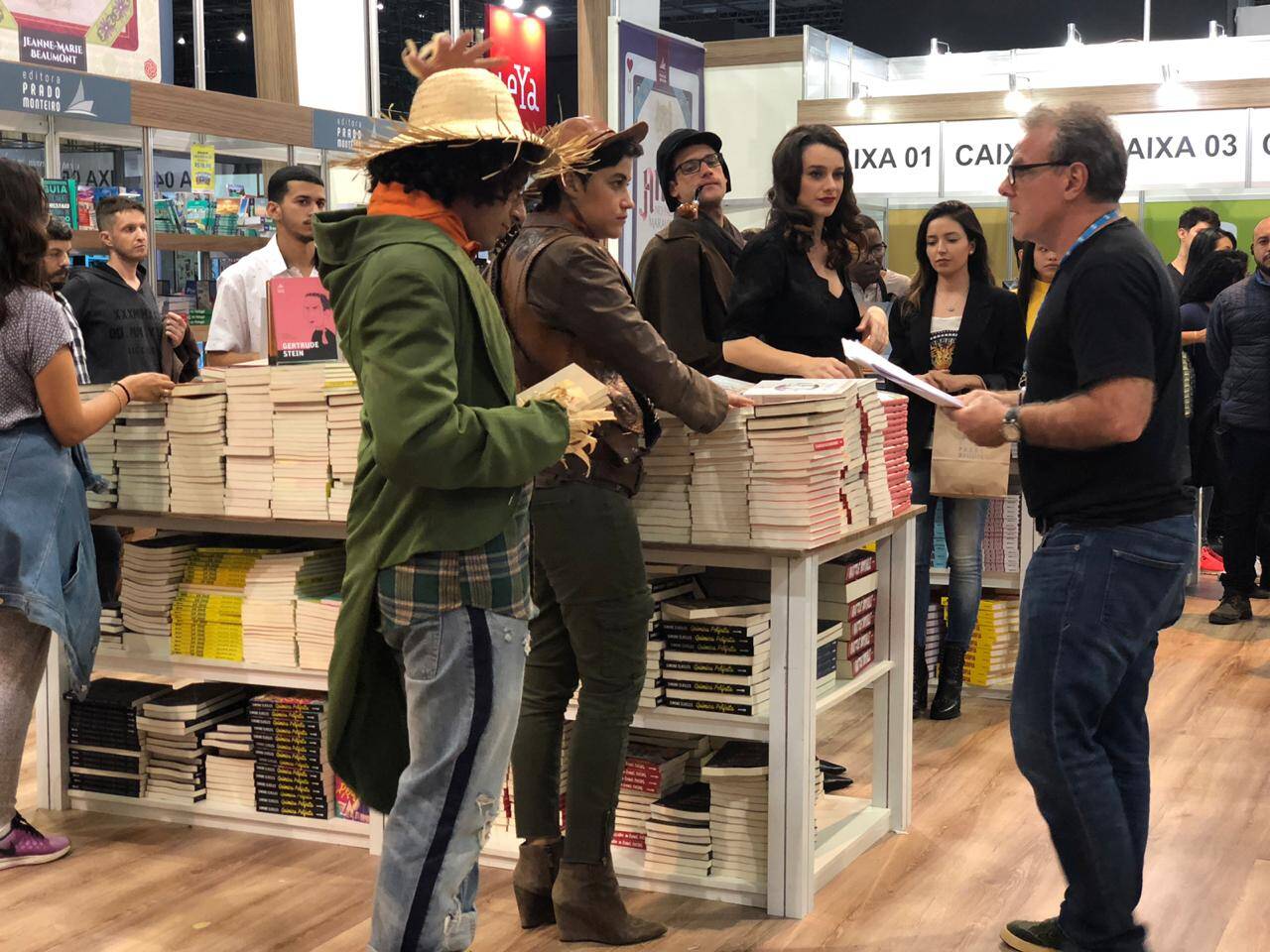 Atores de Bom Sucesso gravam cenas na Bienal do Livro do Rio. Foto: Divulgação / Rede Globo