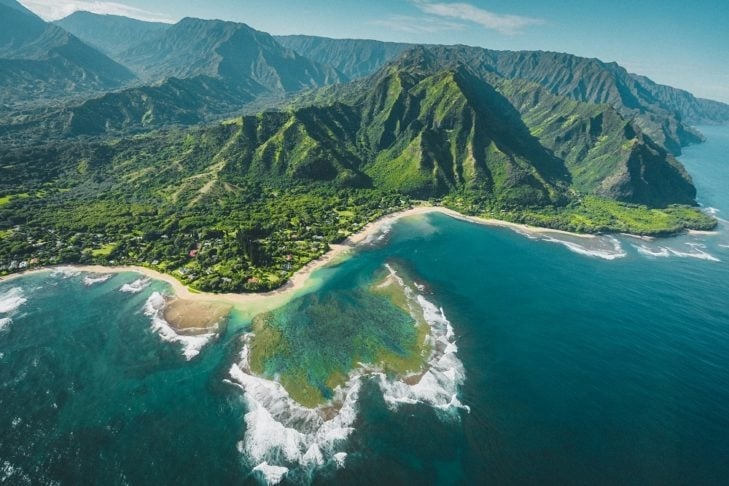 Conhecido mundialmente por hits como “When I Was Your Man” e “Locked Out of Heaven”, Bruno Mars é natural de Honolulu, que fica no Havaí, EUA. Reprodução: Flipar