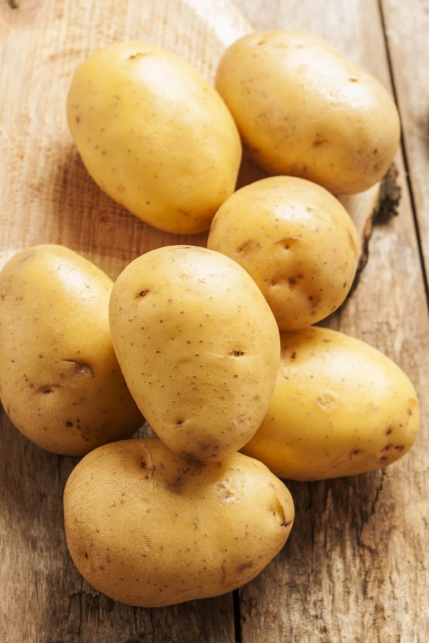 2. Batata A batata é naturalmente livre de glúten. Ademais, é um ingrediente incrivelmente versátil, podendo ser preparada de diversas formas, como gratinada, cozida ou assada. Reprodução: EdiCase