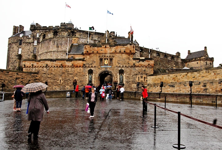 Castelo de Edimburgo - Edimburgo - Escócia. Situado no topo do Castle Rock, é uma das fortalezas mais emblemáticas do Reino Unido. Sua história remonta ao século XII, sendo um importante centro militar e residência real. Hoje, abriga as Joias da Coroa Escocesa e a Pedra do Destino - foi utilizada pela última vez na coroação do Rei Charles 3º. Reprodução: Flipar