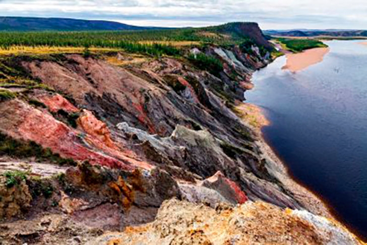 Sibéria (Rússia) - A Cratera de Popigai se formou há 35,7 milhões de anos e hoje já se sabe que o asteroide tinha 8 km de diâmetro, causando um grande derretimento de rochas. Um geoparque funciona hoje no local.   Reprodução: Flipar