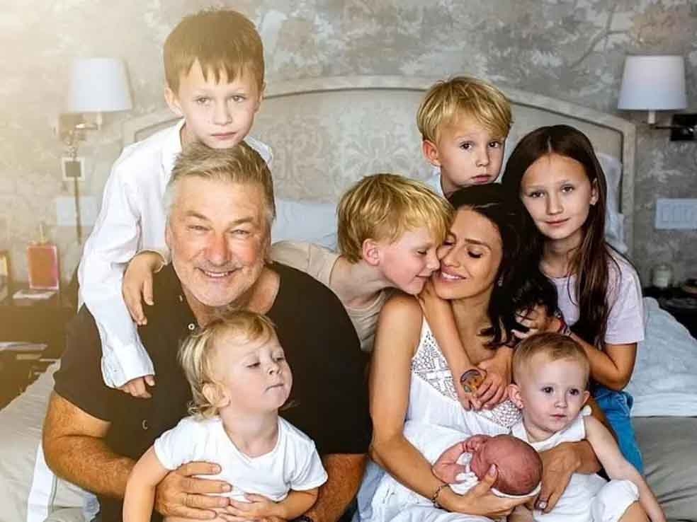 Mãe de sete filhos com Alec Baldwin, a empresária Hilaria Baldwin declarou que o marido ainda quer novos herdeiros após 12 anos de casamento. “Ele está sempre me pedindo mais filhos”, declarou à revista “People”. 
 Reprodução: Flipar
