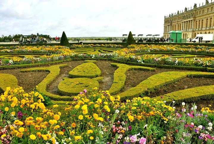 O esplendoroso Palácio de Versalhes, também na França, é um dos principais monumentos do país. Título valorizado pelos diversos jardins que contribuem com a riqueza de cores, diversidade de espécies e a simetria que é um dos principais atrativos.  Reprodução: Flipar