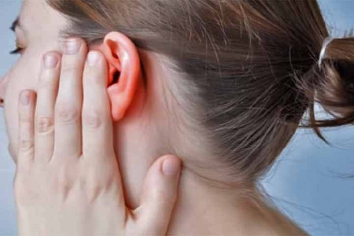 Coceira nas orelhas - Outra crença muito famosa é a de que se a pessoa está com as orelhas coçando (ou esquentando) é porque alguém está falando mal dela. 
 Reprodução: Flipar