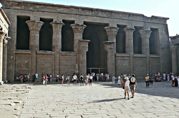 Durante o percurso, os passageiros têm a oportunidade de visitar templos antigos, tumbas e ruínas que ficam às margens do rio, como o Templo de Edfu (foto), dedicado ao deus Hórus, e o Templo de Kom Ombo, que homenageia os deuses Sobek e Haroeris. Reprodução: Flipar