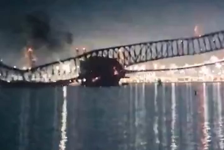O vídeo impressionante que mostra o momento da colisão -- e a ponte inteira caindo -- viralizou nas redes sociais. 
 Reprodução: Flipar
