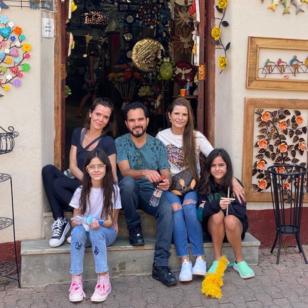 Luciano Camargo em passeio com a família por Embu das Artes