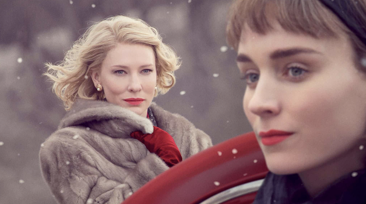 "Carol" (2015) - Dica de Ale: "A química entre Cate Blanchett e Rooney Mara é intensa e a direção de arte captura perfeitamente a atmosfera dos anos 50. É uma história de amor profundo e tocante." Divulgação