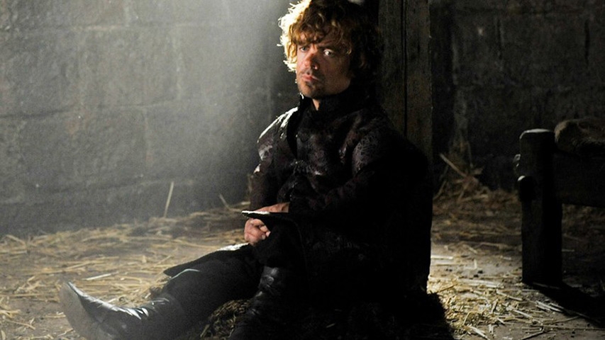 Tyrion Lannister: uma das figuras mais sábias nos Sete Reinos de Westeros, este anão enfrentou com muita perspicácia não só os momentos de perigo em diversas guerras, mas também a discriminação por ser diferente.  Reprodução: Flipar