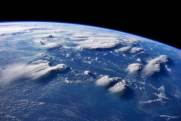 As nuvens são compostas principalmente por gotículas de água ou cristais de gelo. Também contêm pequenas partículas chamadas núcleos de condensação, como poeira, sal marinho e fumaça. Em algumas nuvens, existem gases e partículas poluentes. Reprodução: Flipar